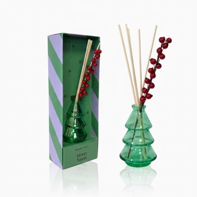 Difusores de aroma em vidro verde em forma de árvore de Natal com varetas de madeira e bagas vermelhas