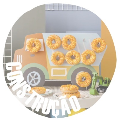 Anéis de chocolate branco com pedaços crocantes em suportes de carrinha e mesa branca