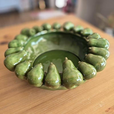 Tigela decorativa verde com pêras em relevo
