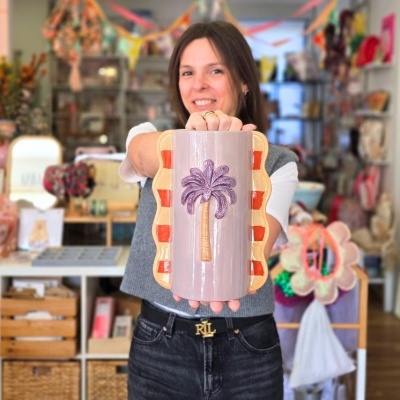 Jarro cerâmico rosa com palmeira e bordas onduladas coloridas