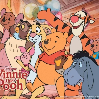Personagens de desenho animado Winnie the Pooh juntos numa sala com balões e texto Disney Winnie the Pooh