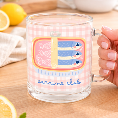 Caneca de vidro com desenho de lata de sardinhas e texto sardine club