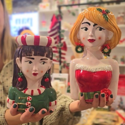 Busts decorativos femininos natalícios em cerâmica com roupa e acessórios coloridos.
