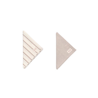 Dois lenços triangulares às riscas, bege com castanho e castanho claro com branco.