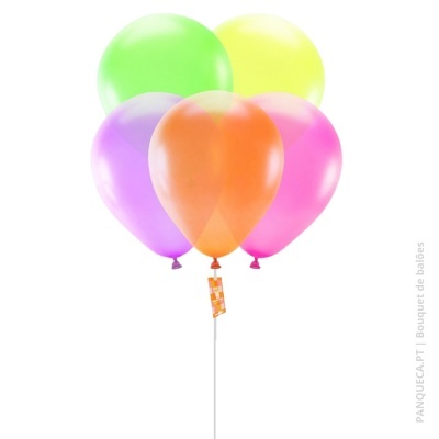 Cinco balões coloridos amarrados em suporte branco com etiqueta