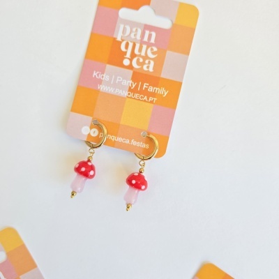 Brincos de cogumelo em embalagem quadriculada laranja e rosa