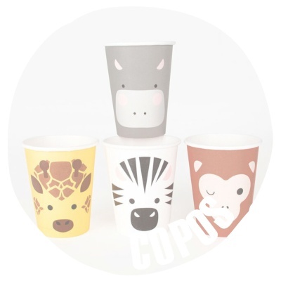 Conjunto de quatro copos de papel com desenhos de girafa, zebra, hipopótamo e macaco