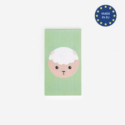 Toalha verde com estampa de ovelha e selo MADE IN EU