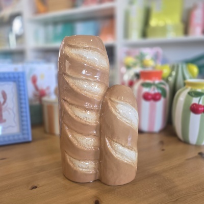 Objeto decorativo cerâmico em forma de pães baguete castanhos