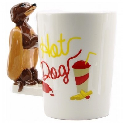 Caneca branca com texto e pega em forma de cachorro quente