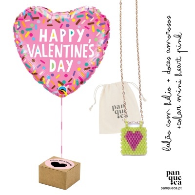 Balão rosa em forma de coração com texto, bolsa de contas coloridas e saco de algodão branco com logotipo