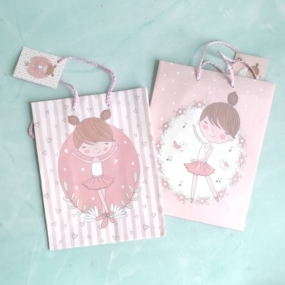 Dois sacos de presente rosa com desenhos de meninas em balé