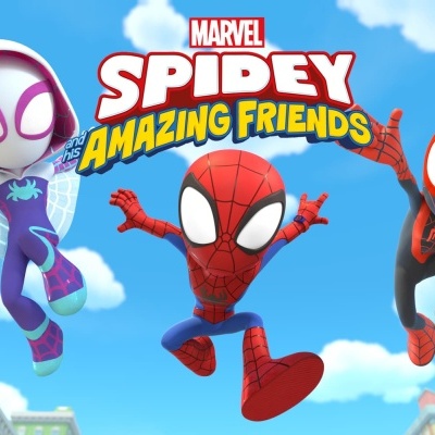 Personagens animados da Marvel com texto Spidey Amazing Friends no céu azul