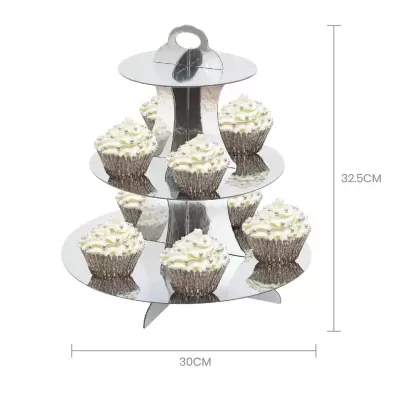 Suporte de cupcake de metal prateado com três níveis e sete cupcakes decorados com cobertura branca e pérolas.