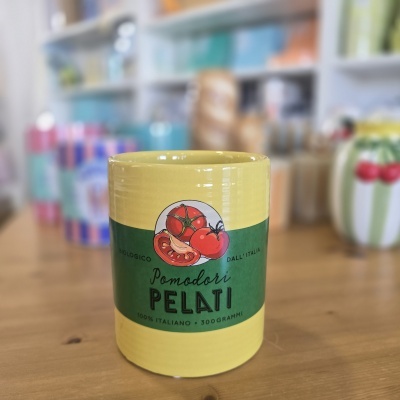 Lata amarela de metal com rótulo verde de tomates pelados sobre mesa de madeira