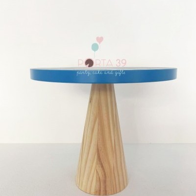 Mesa redonda com tampo azul e base de madeira clara