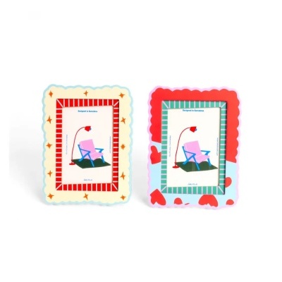 Dois porta-retratos coloridos com padrões de estrelas e corações.