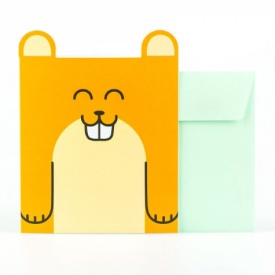 Cartão amarelo e laranja em forma de animal sorridente com envelope verde claro