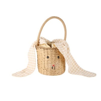 Cesto em vime com decoração de coelho e tecido xadrez bege