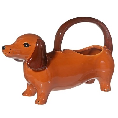 Regador cerâmico castanho em forma de cão com alça castanho escuro