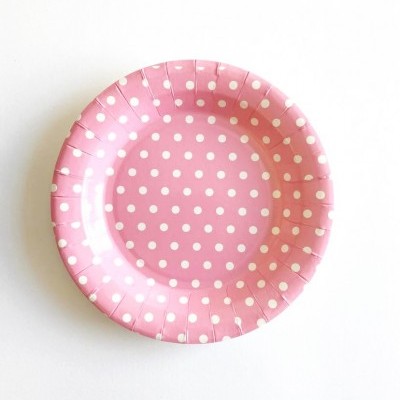 Prato de papel rosa com bolinhas brancas