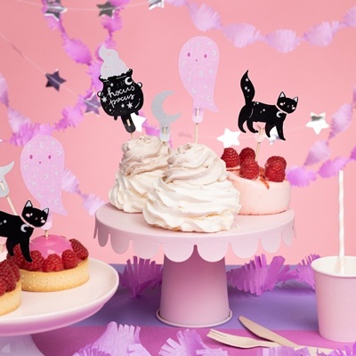 Sobremesas decoradas com tema Halloween em suporte rosa e decoração festiva roxa e rosa