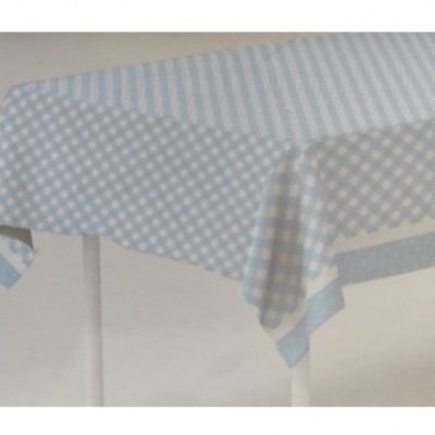 Toalha de mesa azul e branca com padrão de losangos sobre mesa branca