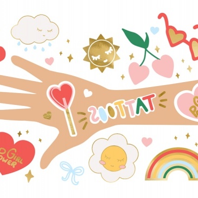 Braço com tatuagens temporárias coloridas e desenhos animados