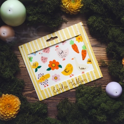 Embalagem de Papel de Cozinha com padrões de Páscoa coloridos e decoração com velas e flores