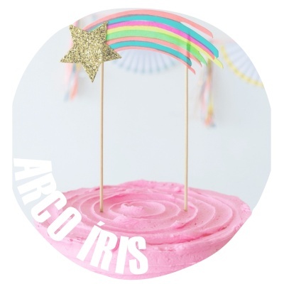 Topo de bolo arco-íris com estrela glitter dourada e bolo rosa