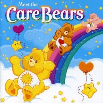 Ilustração colorida de ursos Care Bears com arco-íris e nuvens