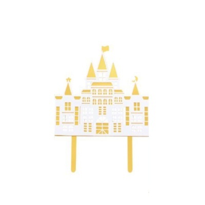 Decoração branca e dourada para bolo em forma de castelo com hastes