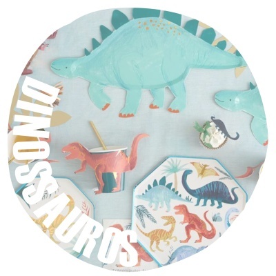 Artigos para festa com tema de dinossauros coloridos em fundo claro