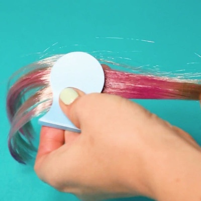 Produto azul a alisar mecha de cabelo sintético colorido