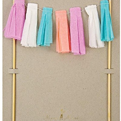 Decoração de bolo com franjas coloridas em suporte de palhinhas de madeira