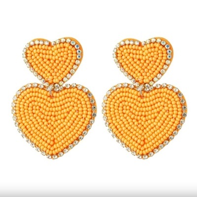 Brincos de coração laranja com contas e strass