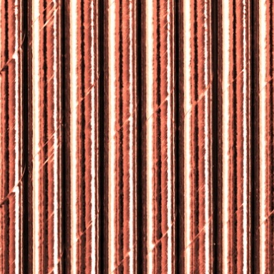 Superfície metálica com textura e linhas verticais em tons de cobre