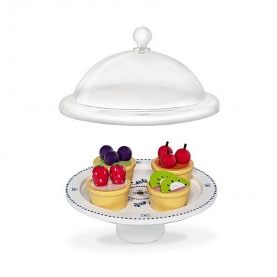 Suporte de bolo branco com padrão azul, tampa de vidro e tartes decorativas com frutas artificiais