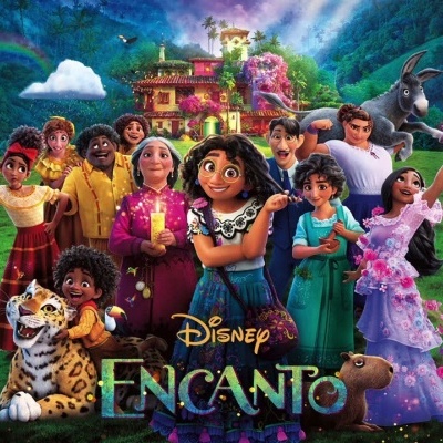 Poster colorido do filme 'Encanto' da Disney com personagens animados e animais em cenário de floresta e colina
