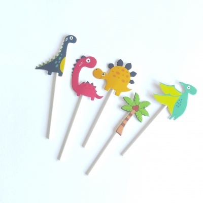 Toppers de bolo em madeira com dinossauros coloridos e palmeira
