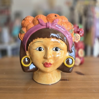 Busto cerâmico decorativo de senhora com lenço e laranjas