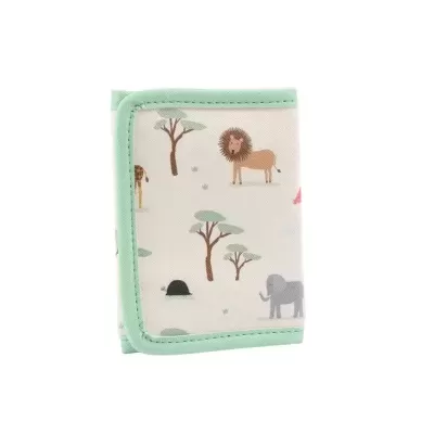 Carteira infantil branca com bordas verdes e estampado de animais e árvores.