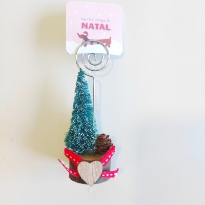 Suporte decorativo natal com árvore verde, pinha e coração de madeira