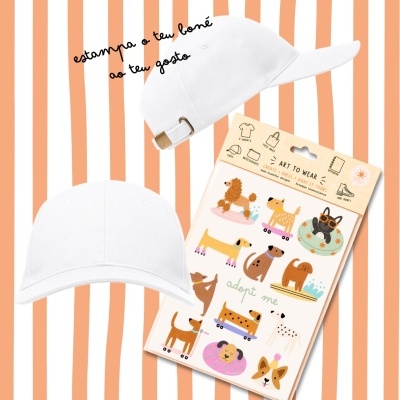 Boné branco com conjunto de transferências térmicas com desenhos de cães