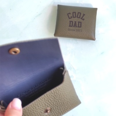 Carteira de couro verde com frase 'COOL DAD Since 2021' e fecho de botão