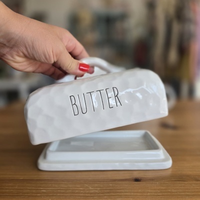 Mantegueira branca em cerâmica com escrita BUTTER