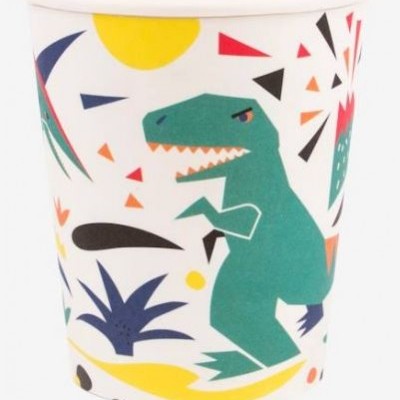 Copo de papel com desenho de dinossauro e formas coloridas.