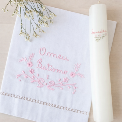 Toalha branca bordada para batismo e vela branca decorada