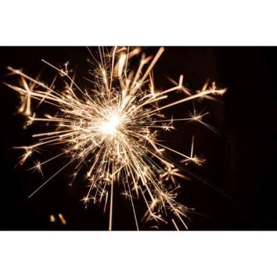 Fogo de artifício tipo faísca aceso sobre fundo preto