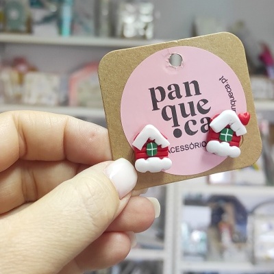 Brincos em forma de casinha de Natal com cartão de marca